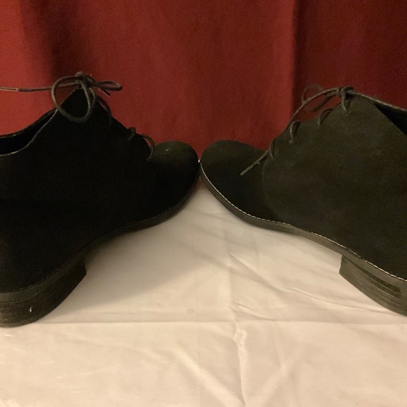 Black ankle booties in size 10. - Picture 4 of 6